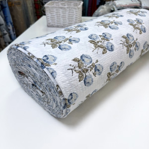 Ранфорс жатый розочки голубые на белом