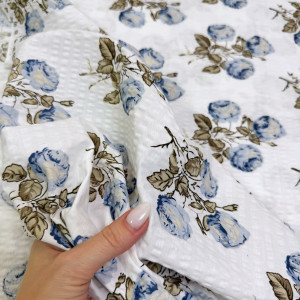 Ранфорс жатый розочки голубые на белом