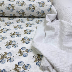 Ранфорс жатый розочки голубые на белом